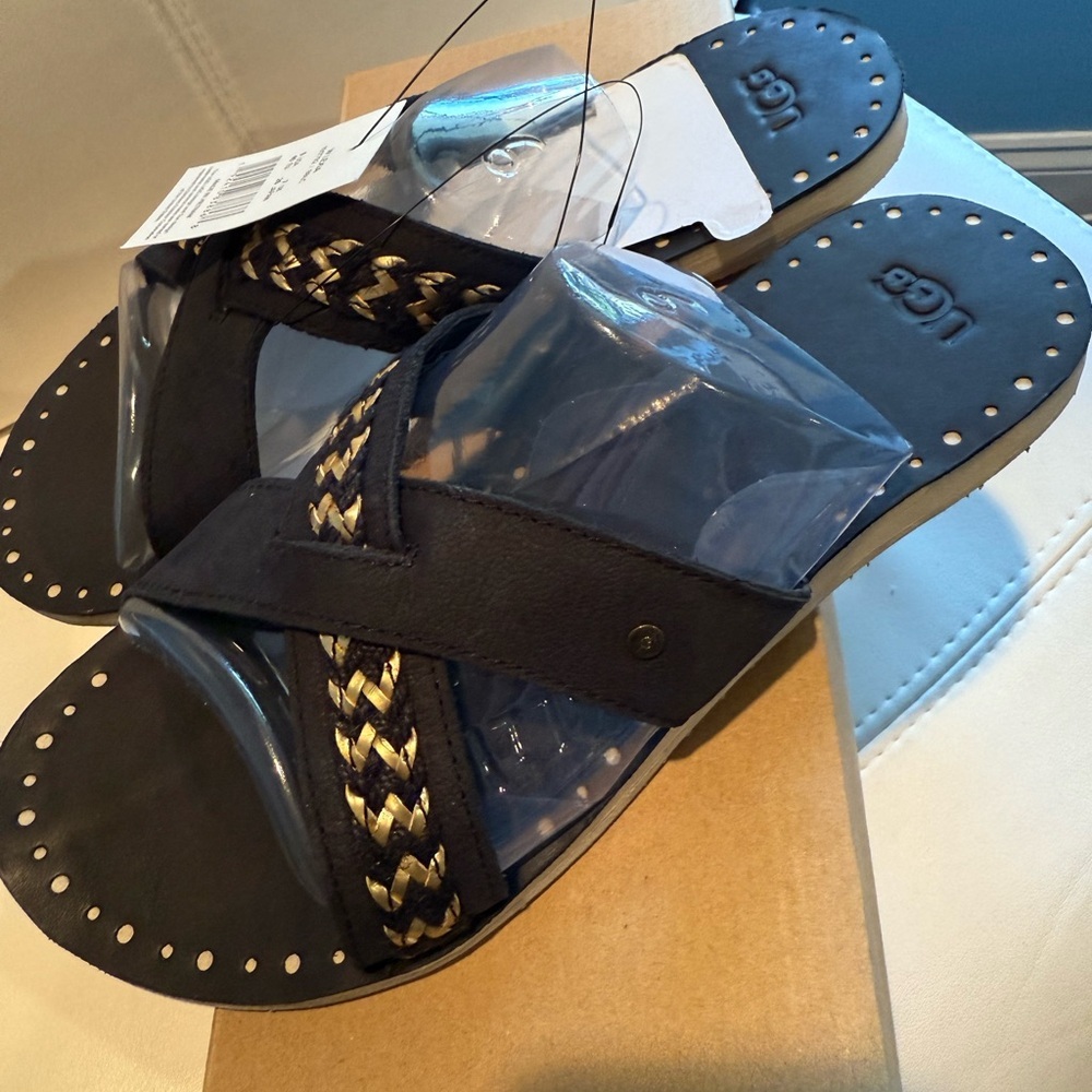 Ugg Lexia Sandals Black NWT Size 9 - Picture 2 of 6